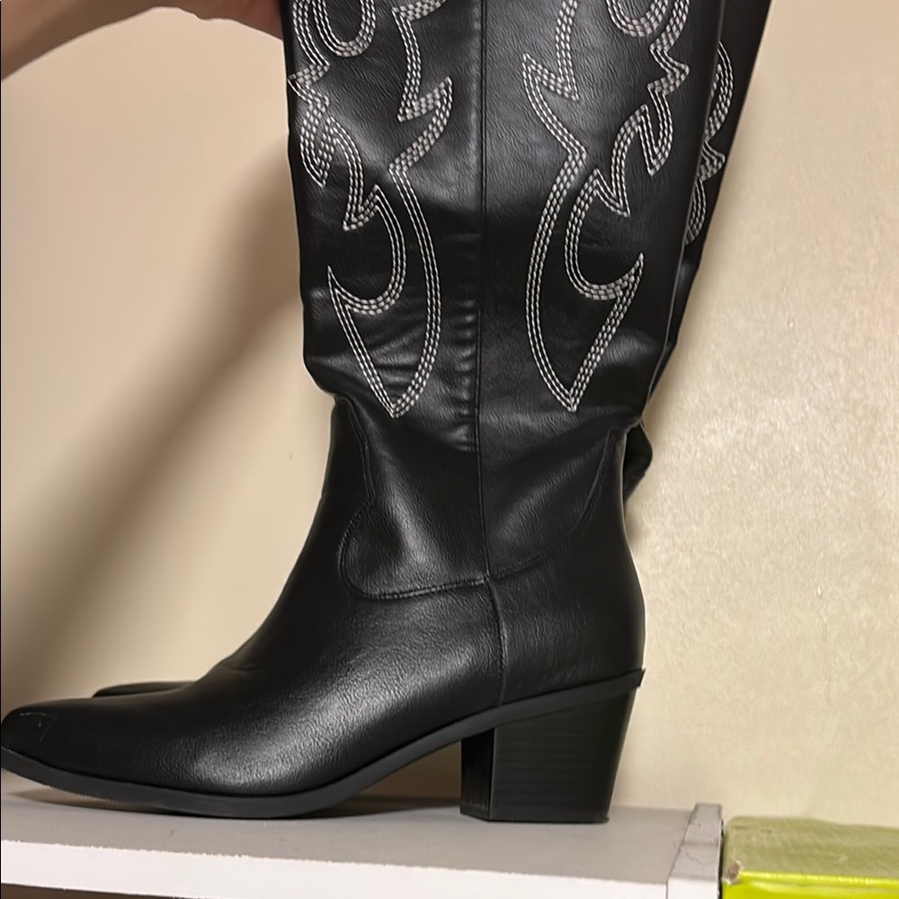 Black Western Embroidered Women's cowboy Boots - Picture 2 of 6